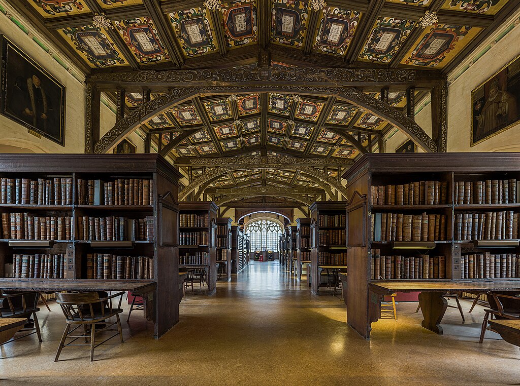 Bibliothèque Duke Humfrey dans la bibliothèque Bodleian – Photo by DAVID ILIFF. License: CC-BY-SA 3.0