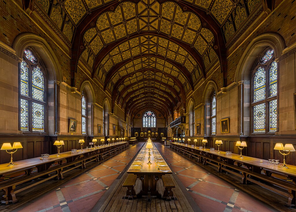 L’intérieur du réfectoire du Keble College à Oxford, Angleterre. Photo by DAVID ILIFF. License: CC-BY-SA 3.0