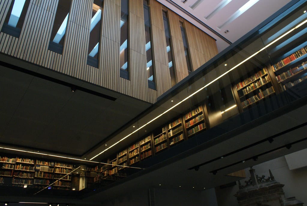 Batiment moderne et architecture audacieuse de la Weston Library.