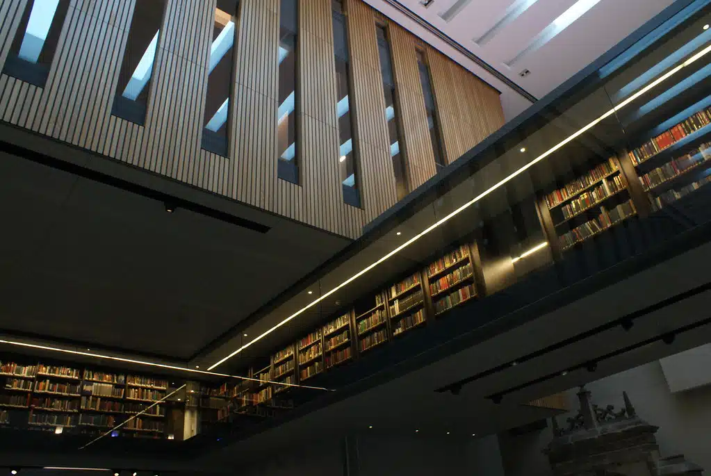 Batiment moderne et architecture audacieuse de la Weston Library.