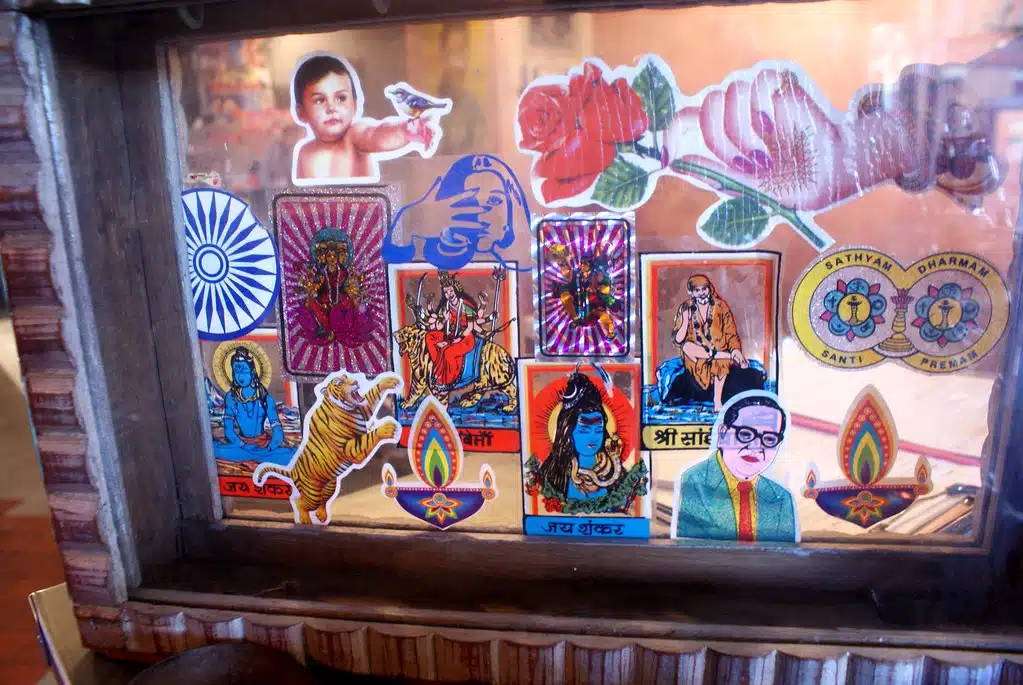 Quelques autocollants de dieux hindous dans un restaurant indien.