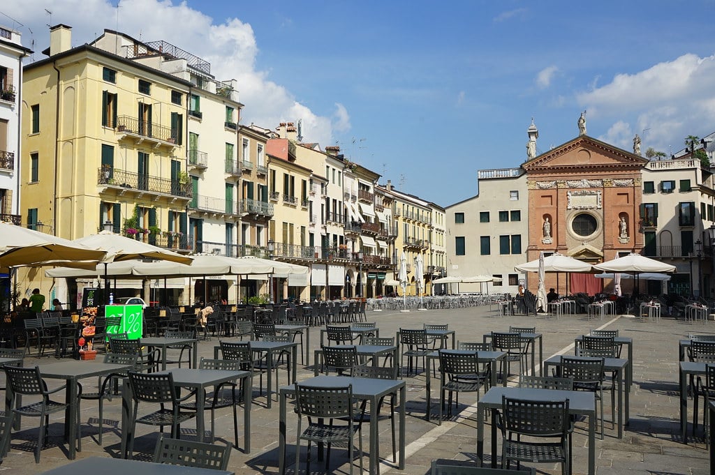 Terrasses dans le centre historique de Padoue.