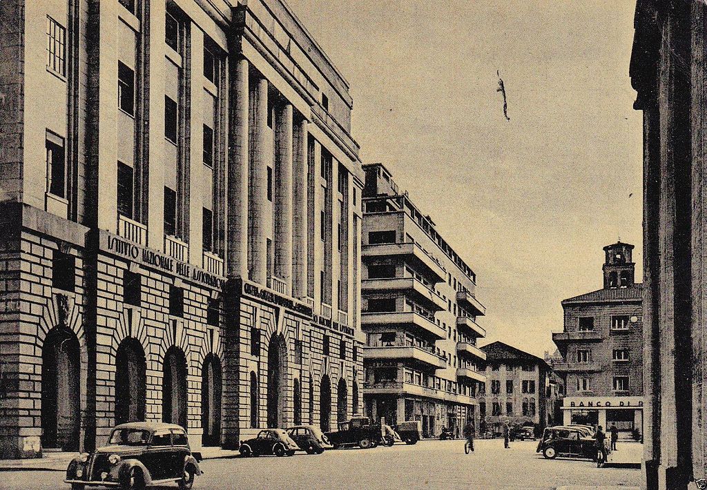 Piazza dell'Insurrezione construite dans les années 1930 et symbole de l'architecture fasciste. Photo de Massimo Nardin.