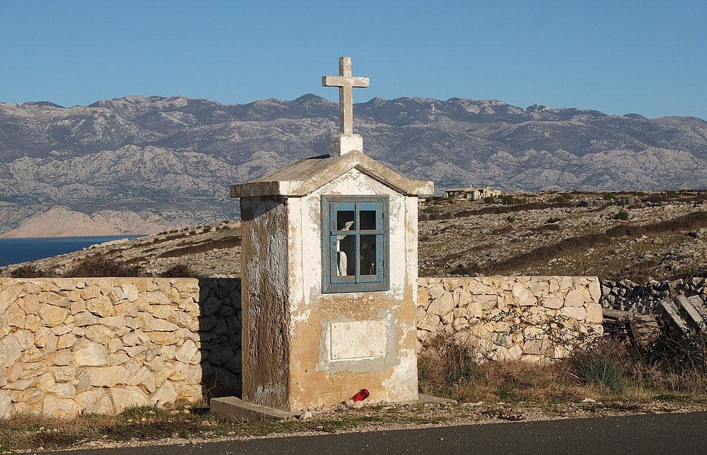 Chapelle le long d'une route - Photo de Palauenc05 - Licence CC-BY-SA-4.0