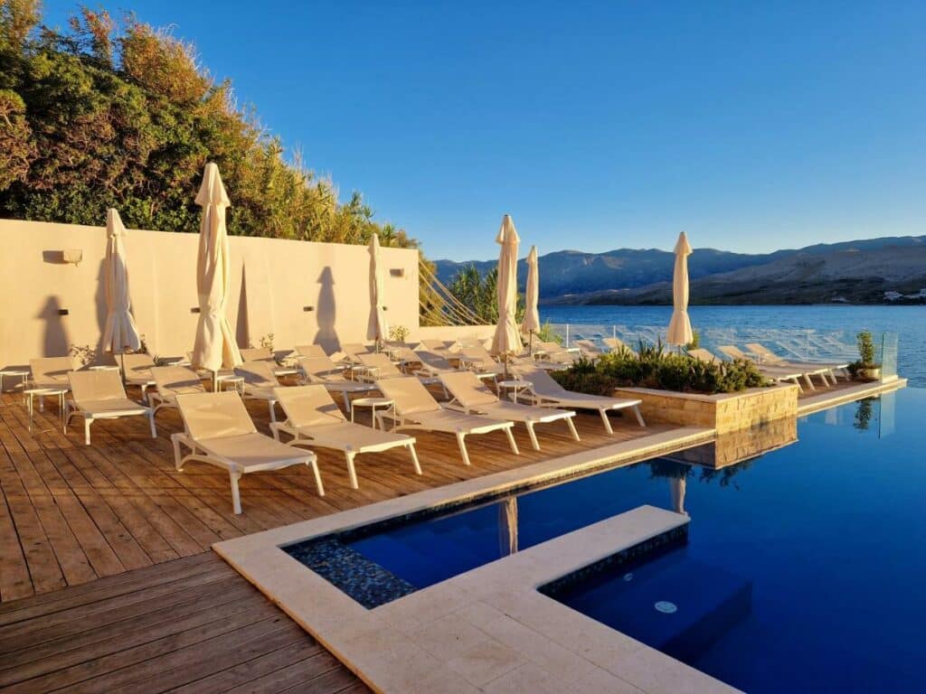 Piscine de l'Hotel Plaza sur l'île de Pag.  