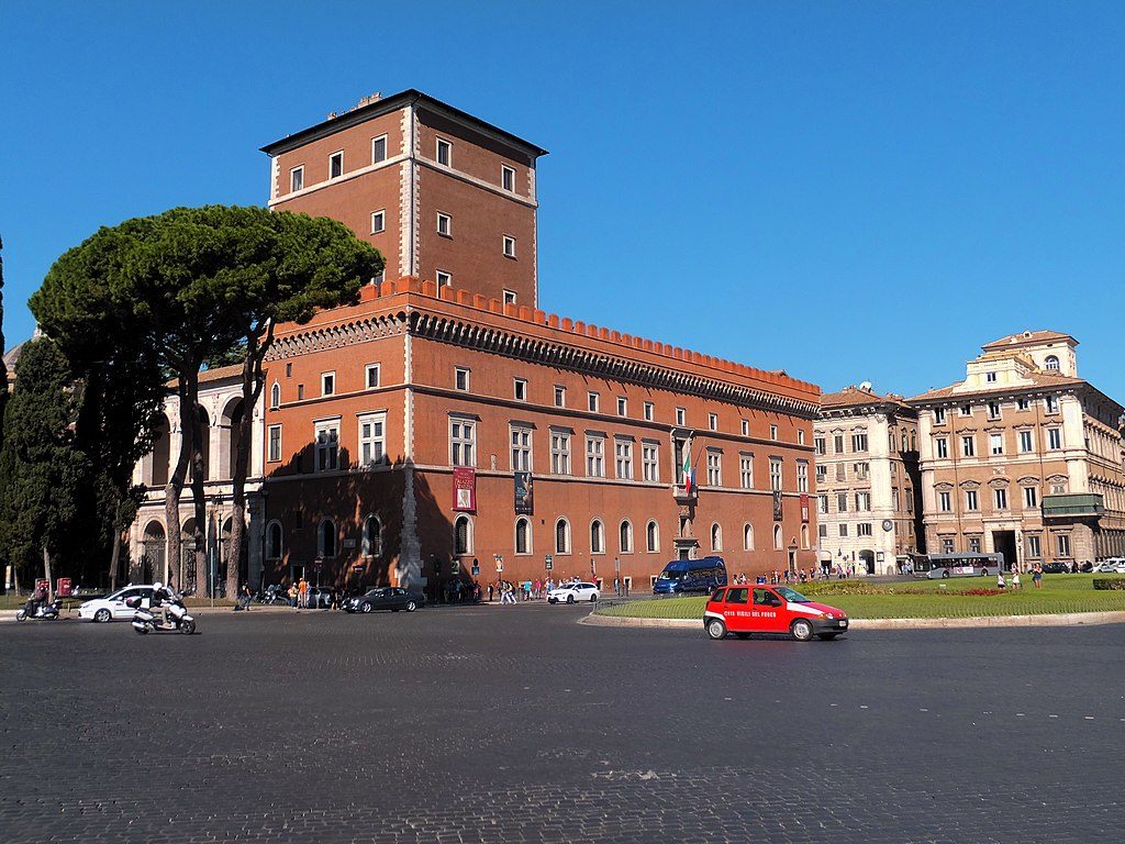 Extérieur du Palazzo Venezia sur la place du même nom à Rome - Photo de Lienyuan Lee