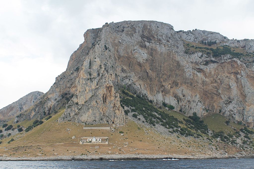 Lire la suite à propos de l’article Capo Gallo à Palerme : Criques sauvages, urbex et street art [Incontournable]