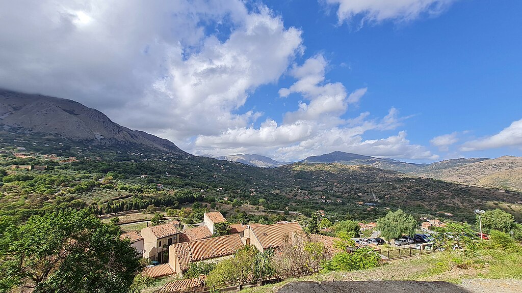 Vue depuis le Castello di Castelbuono - photo de Derbrauni - Licence ccbysa 4.0