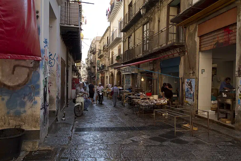 Marché de Vucciria dans la Vieille Ville de Palerme. Photo de Trolvag