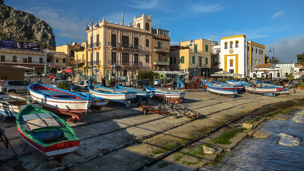 Barques de pêche à quai à Mondello – Photo de Jorge Franganillo