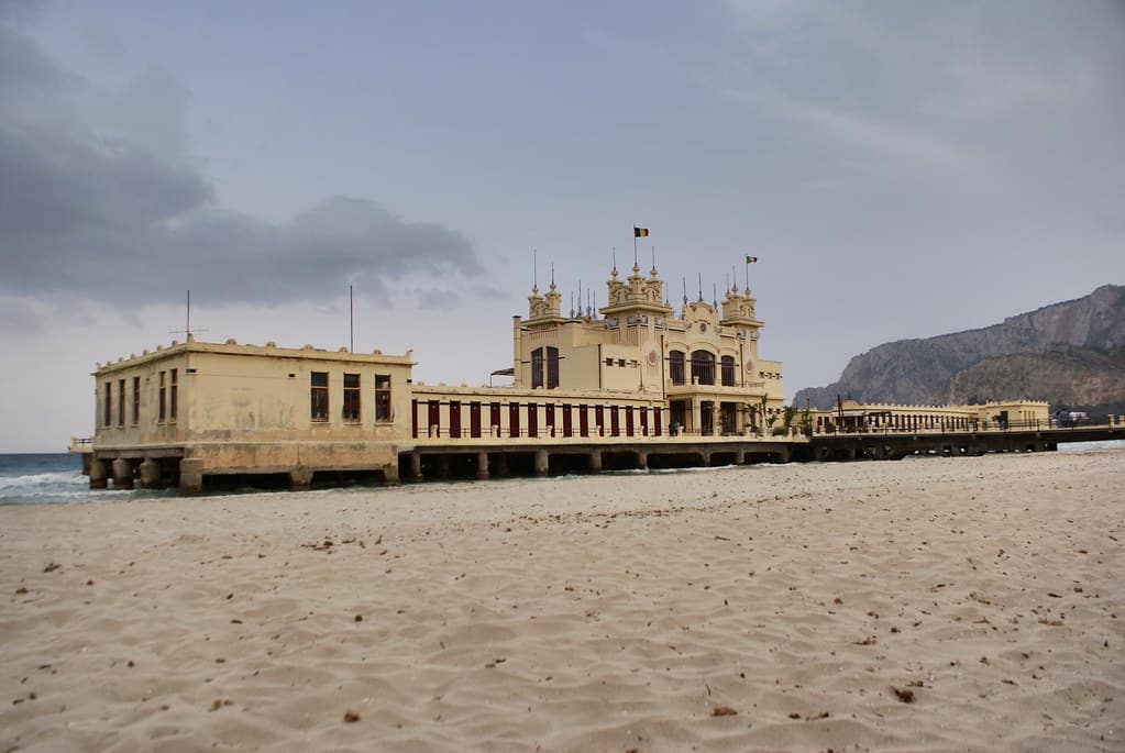 Ancien établissement balnéaire devenu le restaurant chic Alle Terrazze à Mondello au nord de Palerme.