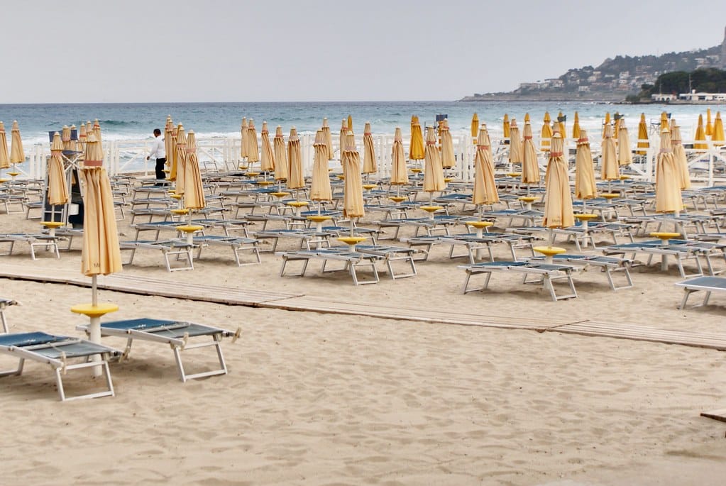 Sur la plage de Mondello par une journée peu ensoleillée.