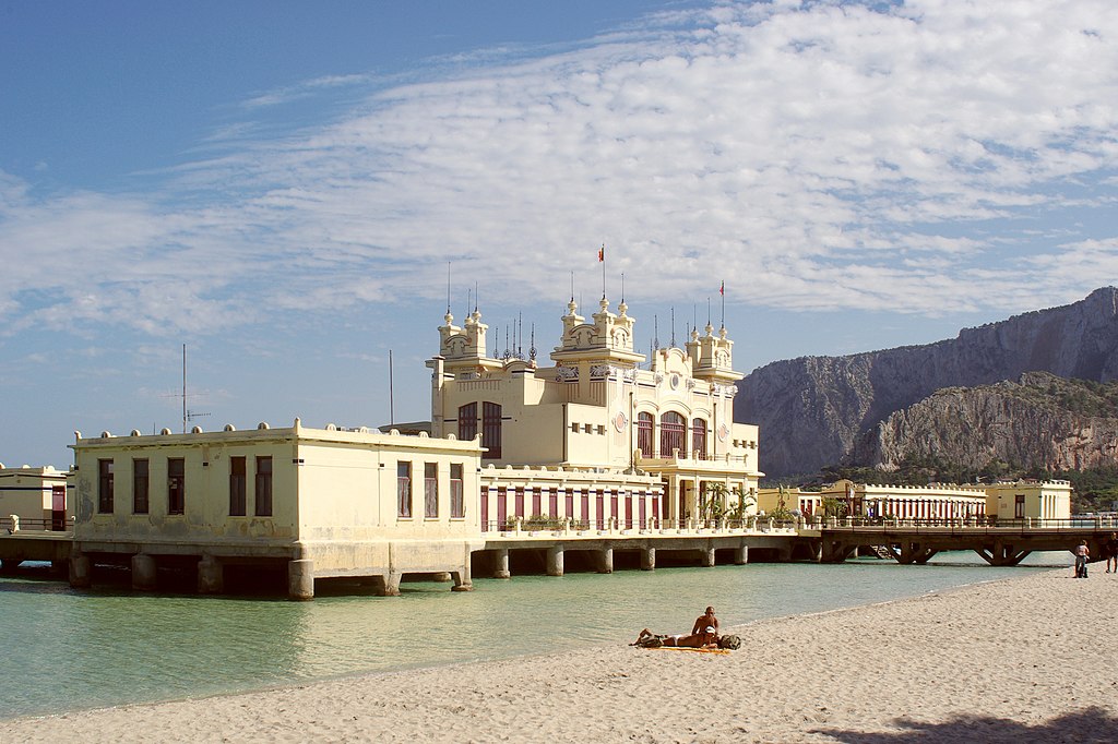 Ancien établissement des bains à Mondello près de Palerme. Photo de Berthold Werner - Licence ccby 3.0, 2.5, 2.0, 1.0