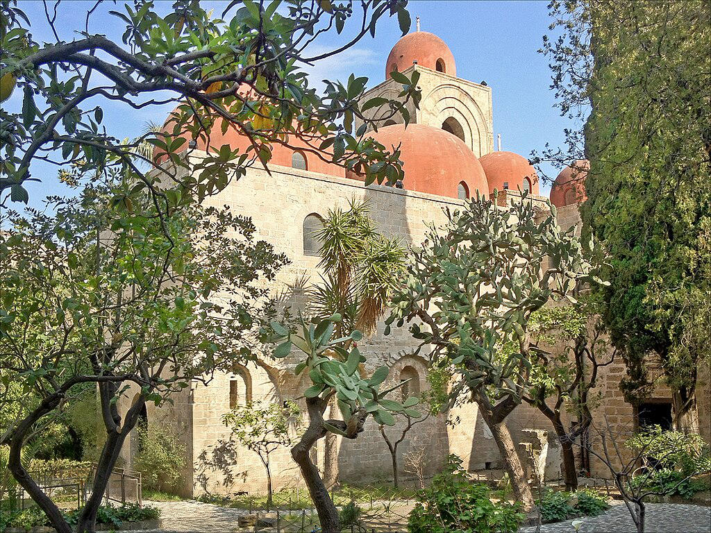 Vue depuis le jardin sur l’église Saint Jean des Ermites à Palerme – Photo Jean Pierre Dalbéra