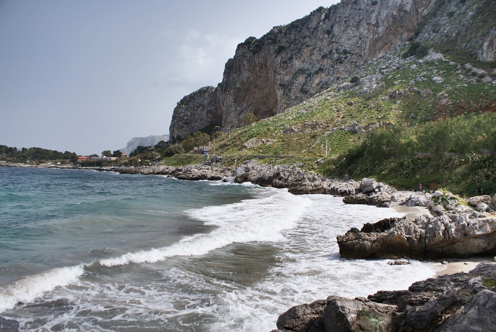 Petites criques de la réserve naturelle de Capo Gallo à côté de Mondello au nord de Palerme.