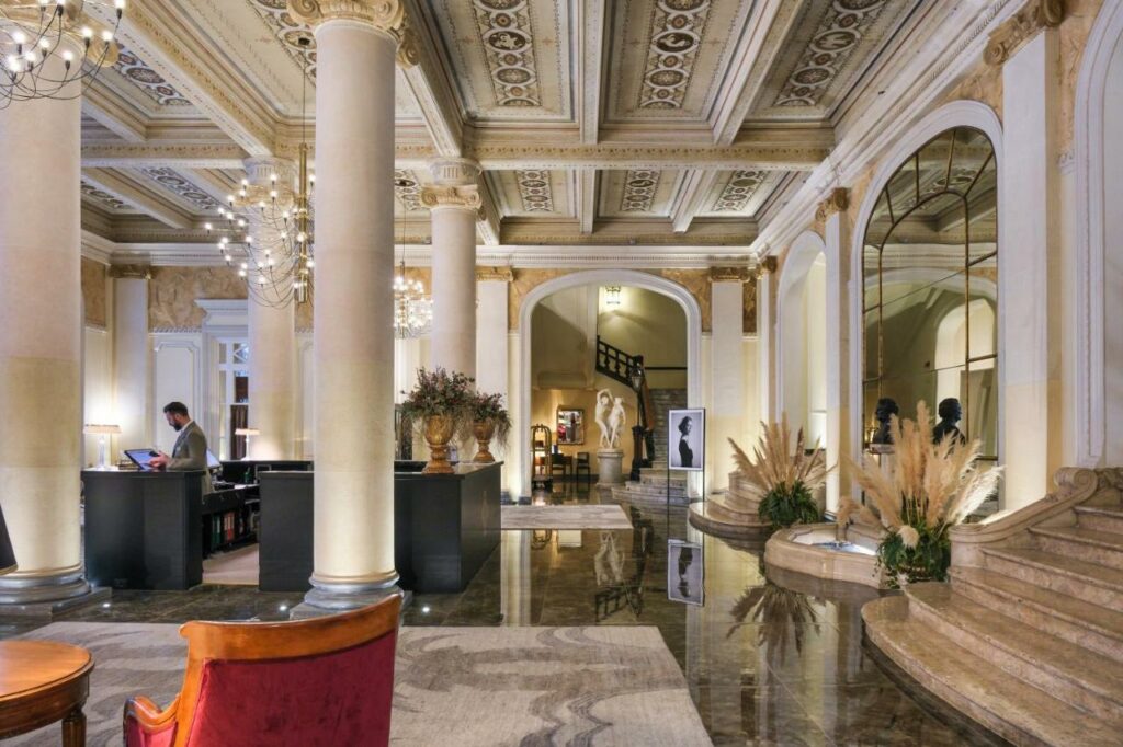 Dans le hall du Grand Hotel Et Des palmes, hotel de luxe à Palerme.