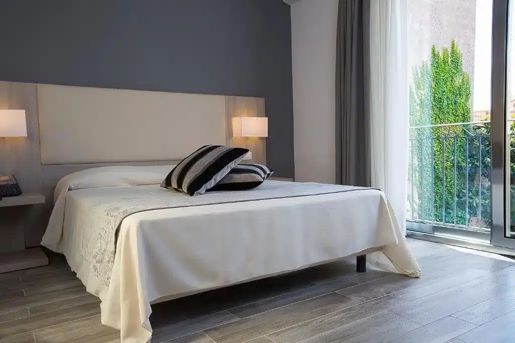Chambre de l'hotel Palazzo Ducale Suites à Monreale près de Palerme.