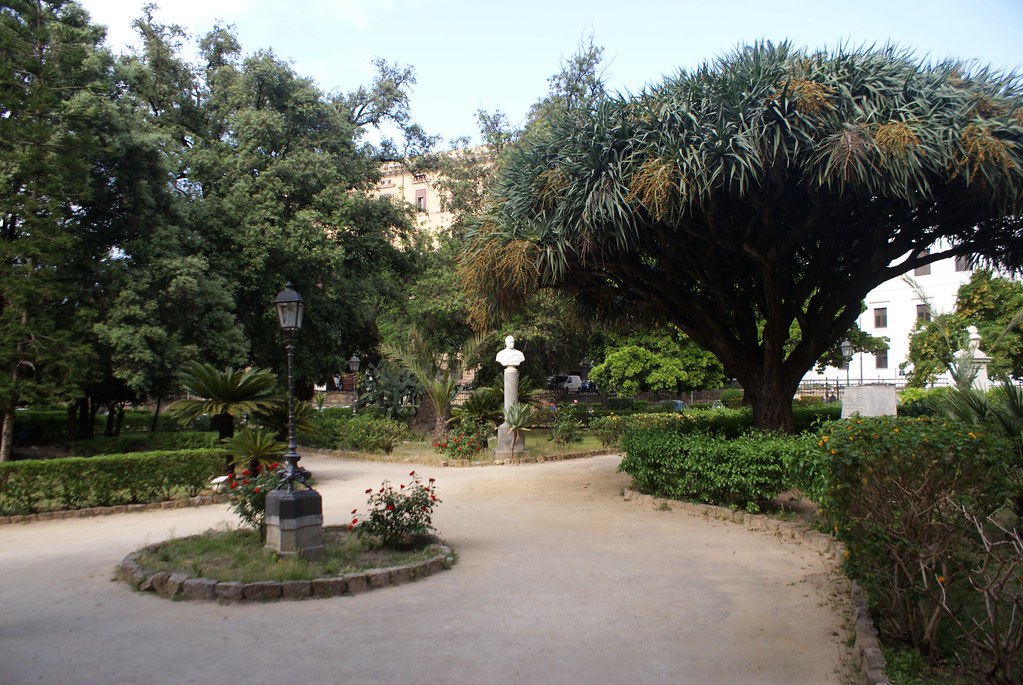 Statue de révolutionnaire du 19e dans le charme romantique du Jardin Garibaldi à Palerme.