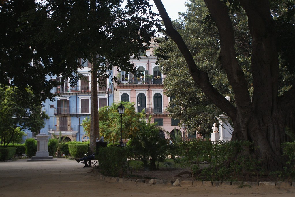 Le jardin Garibaldi à Palerme est entourée de belles maisons bourgeoises colorées.