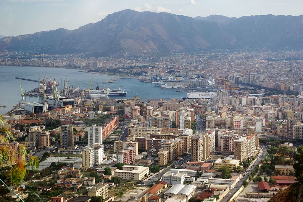 Vue sur le port de Palerme depuis le mont Pellegrino à Palerme. Photo de Berthold Werner