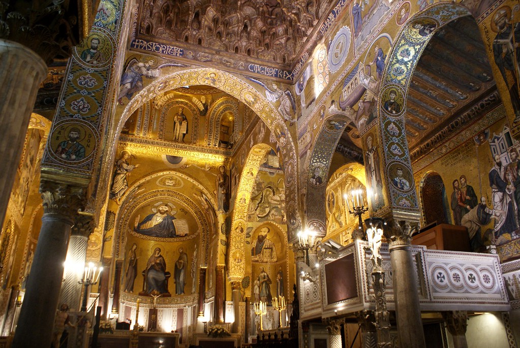 Incontournable : Vue d'ensemble sur la chapelle palatine, le chef d'oeuvre des Normands à Palerme.