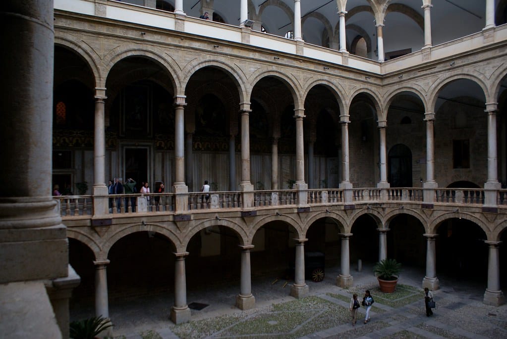 Cour principale du palais des Normands à Palerme.