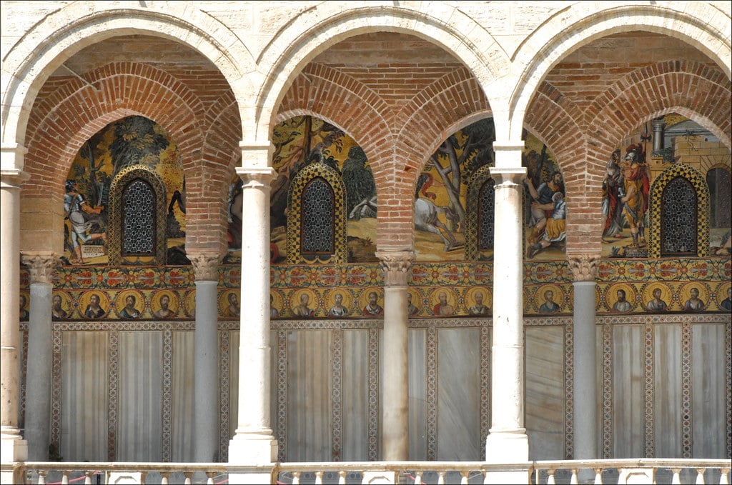 Le portique extérieur de la Chapelle palatine (Palerme) – photo Jean-Pierre Dalbéra