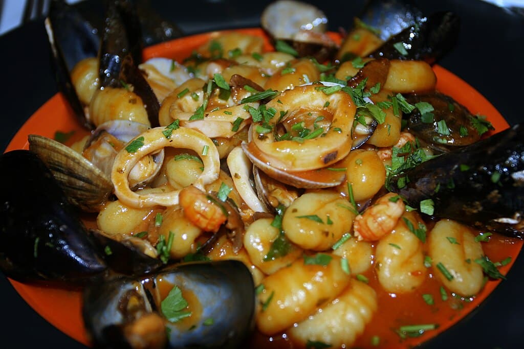 Plat de Gnocchi mare e monti en Sicile – Photo de Wim Kristel
