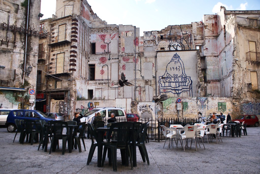 Bâtiment détruit suite aux bombardements alliés et recouvert de street Art à Palerme.