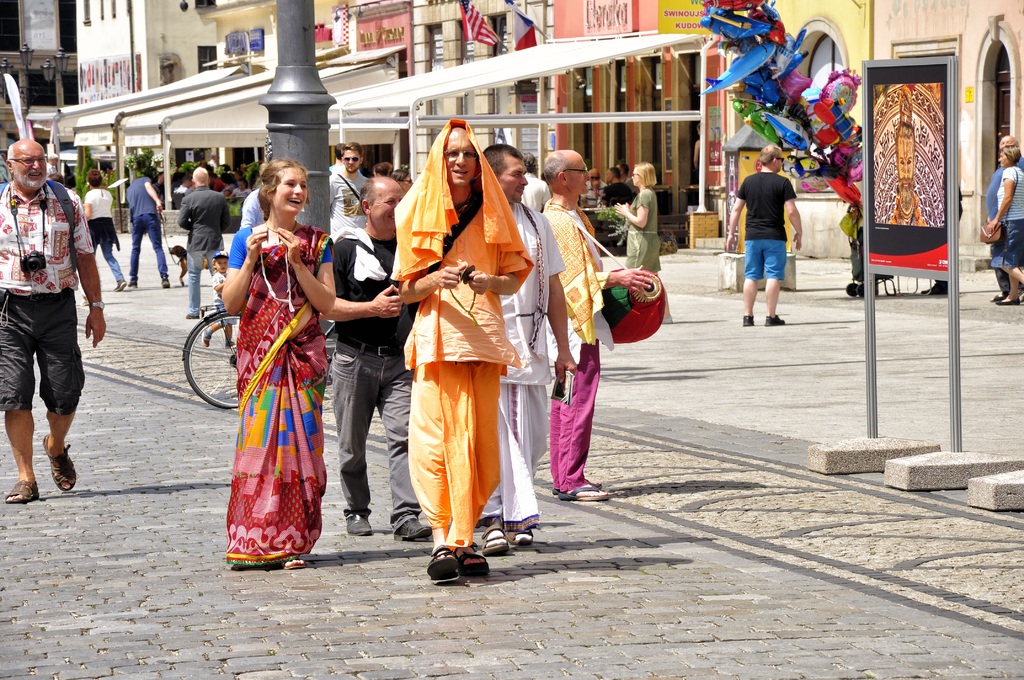 Hare Krishna dans une ville en Pologne : La lutte coloré contre la kielbasa grillée ?