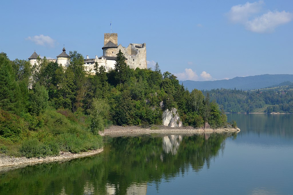 Chateau Niedzica au bord du lac de Czorsztyn - Photo de Pudelek - Licence CCBYSA 4.0