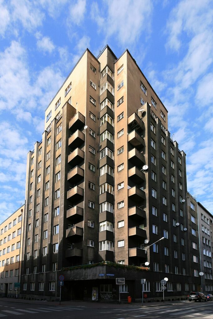 Architecture moderniste : Gmach Izby Skarbowej ou Gratte-ciel (drapacz chmur) construit en 1927-1936 à Katowice. Photo de Lestat / Jan Mehlich - Licence ccbysa 2.5