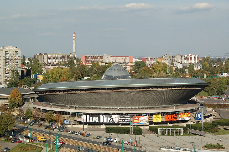 Vue sur le Spodek à Katowice dans les années 2000. Photo de Halaston - Licence ccbysa 3.0, 2.5, 2.0, 1.0