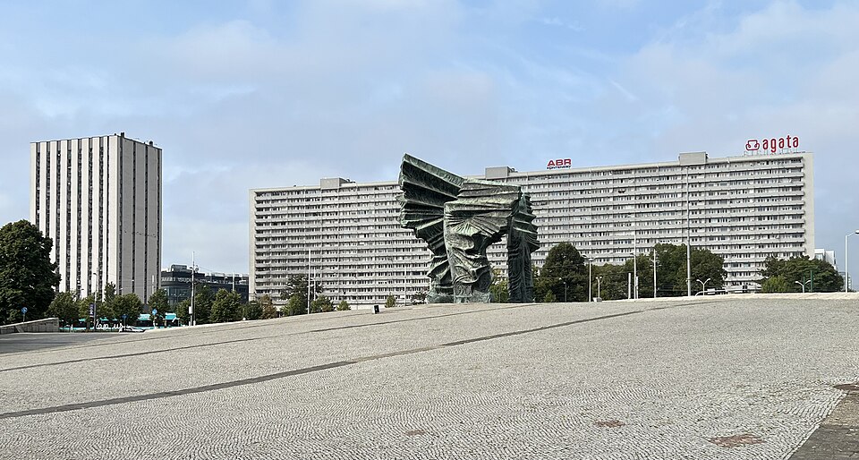 Architecture : Superjednostka derrière le monument des Héros de Silésie.
