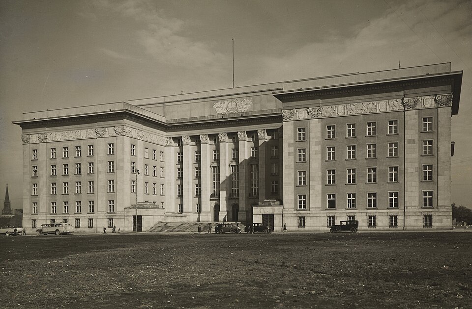Architecture moderniste : Parlement de Silésie construit par Henryk Poddebski.