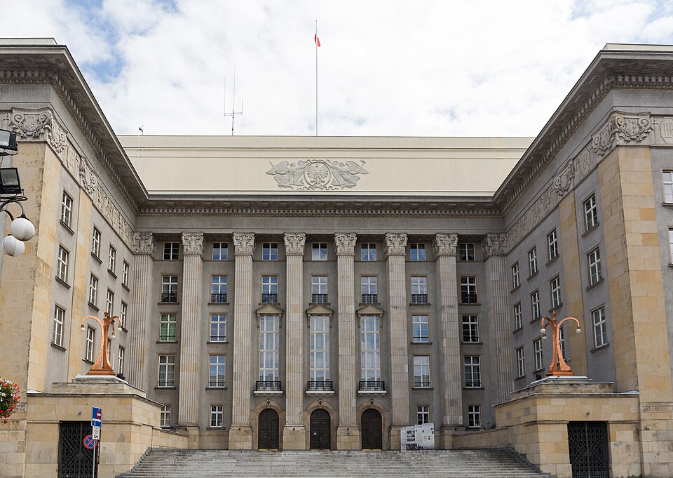 Architecture moderniste : Façade du Parlement de Silésie à Katowice aujourd'hui. Photo de Pymouss - Licence ccbysa 4.0