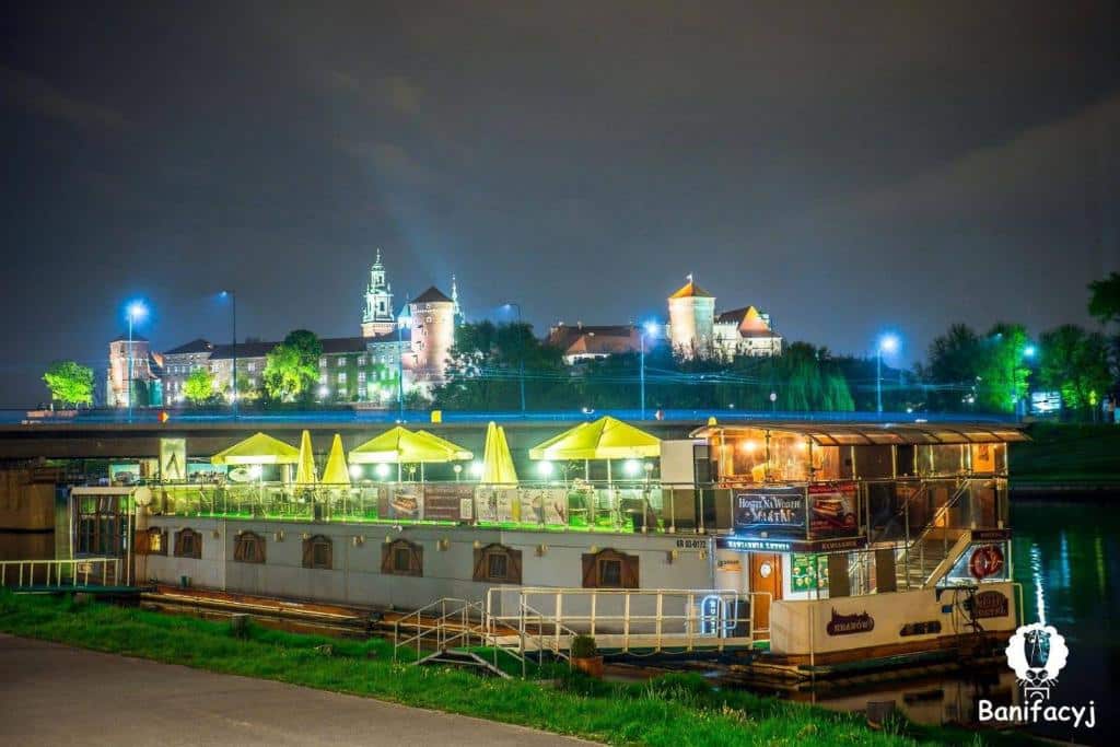 Auberge sur un bateau amarré en face du Chateau de Cracovie : The Boat Hostel Chill.