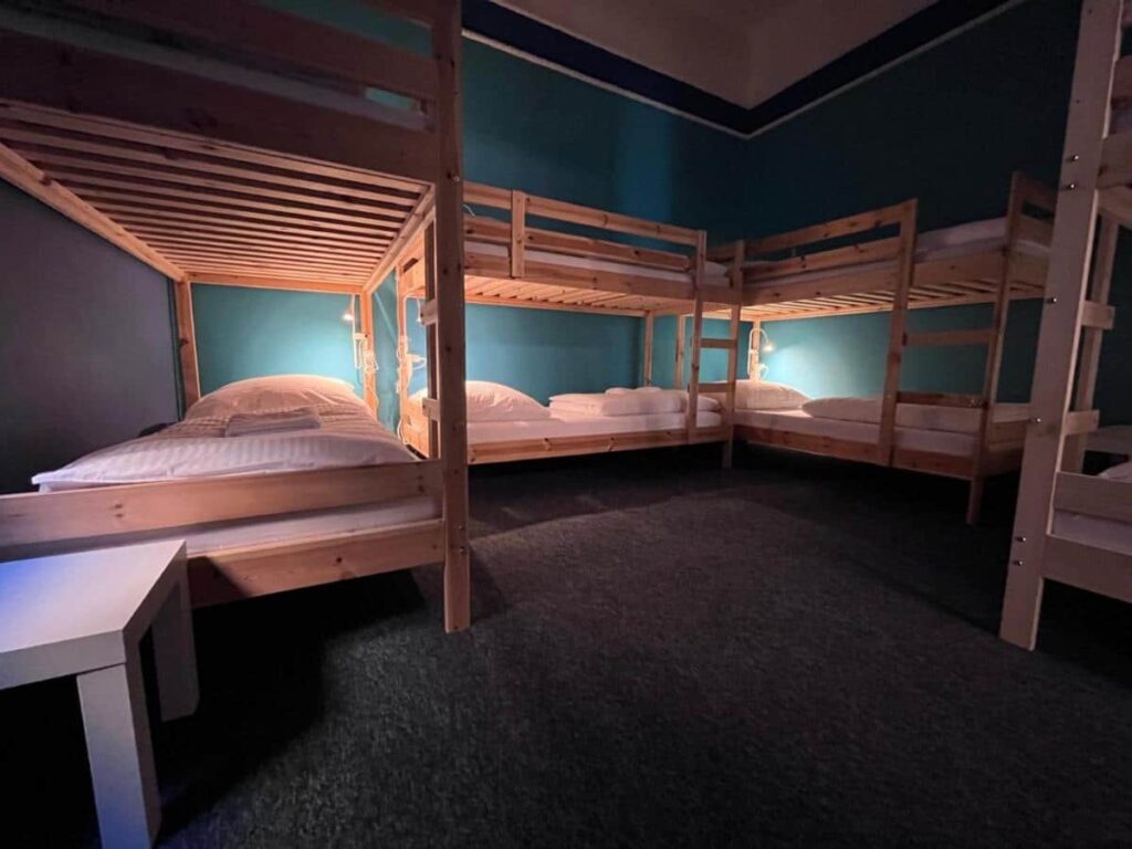 Dortoir de l'auberge de jeunesse Only Girls Space Hostel à Cracovie.