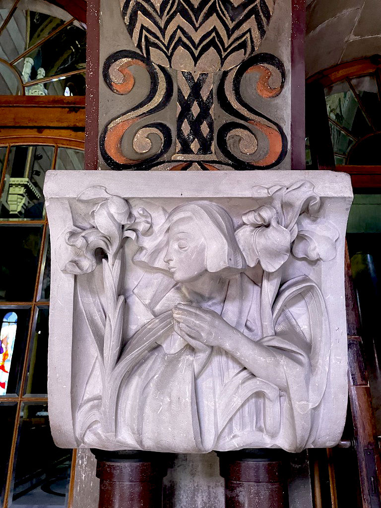 Décoration d'une colonne de l'église jésuite du Sacré coeur.