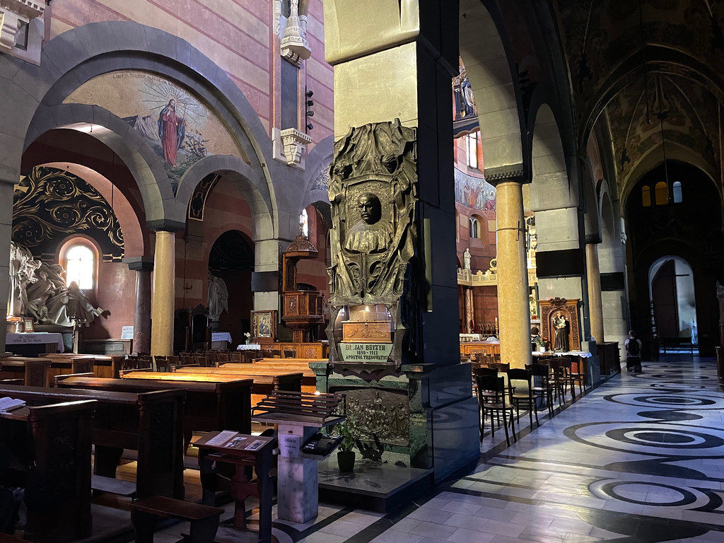 Allée principale de l'église jésuite du Sacré coeur.