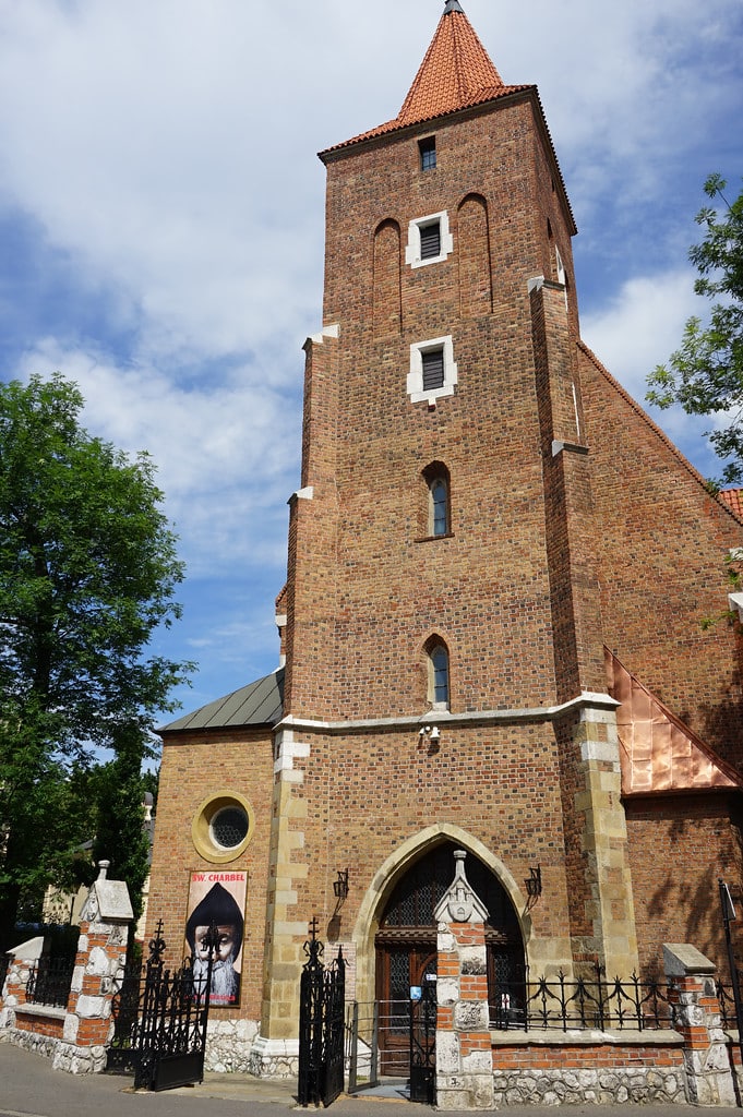 Clocher et façade de l'église Sainte Croix.