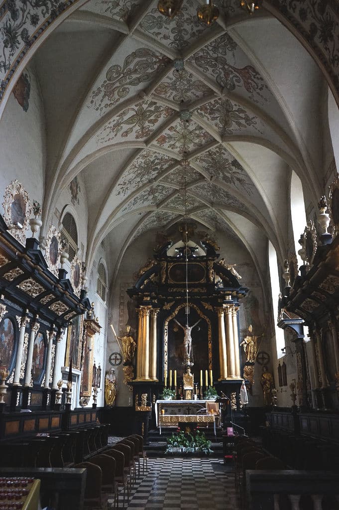 Nave de l'église Sainte Croix de Cracovie.
