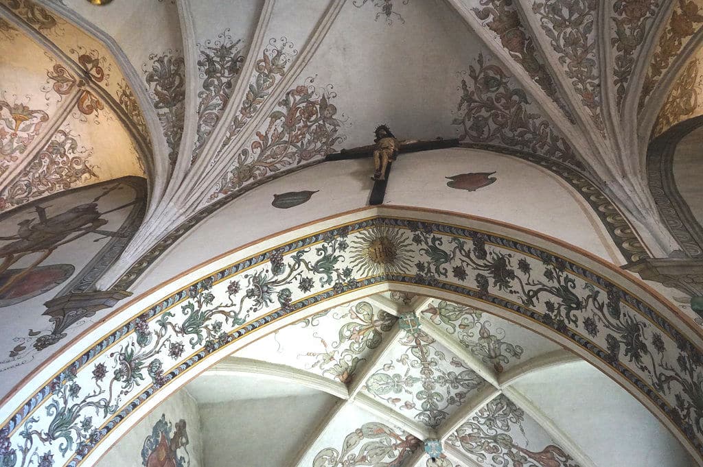 Plafond décoré de motifs végétaux dans l'église Sainte Croix.