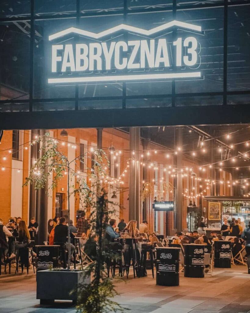 Fabryczna 13, pas un food hall mais de nombreuses options pour manger dans un ancien bâtiment industriel.