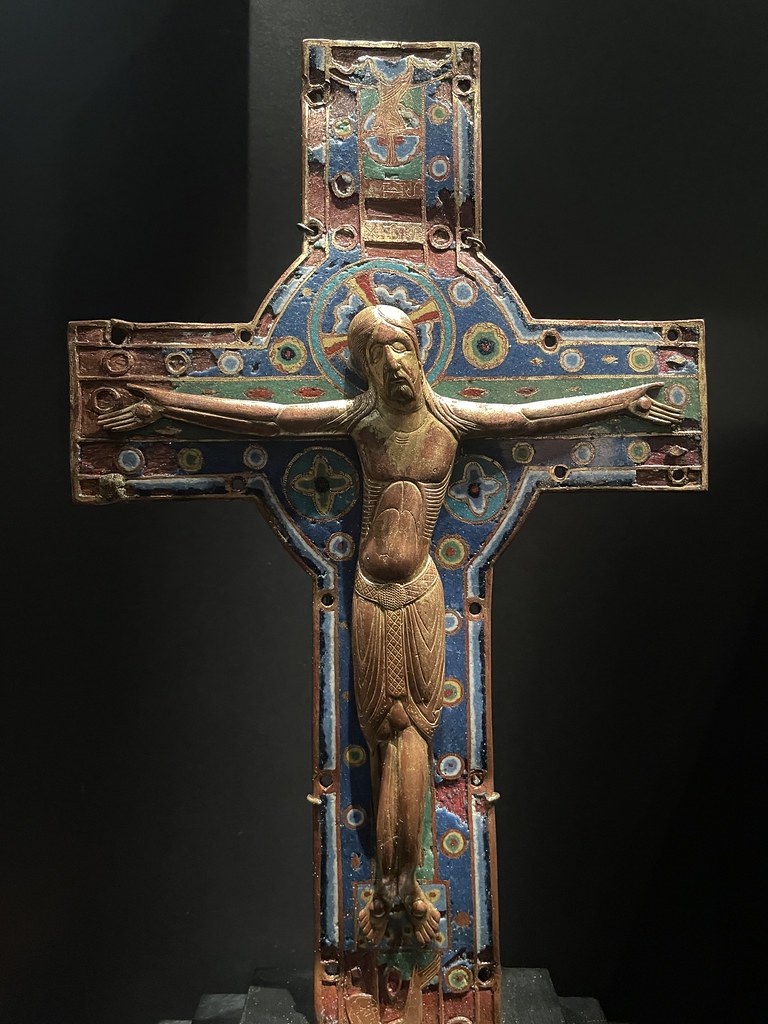 Croix émaillé de Limoges (XIIe siècle) au Musée Czartoryski à Cracovie.