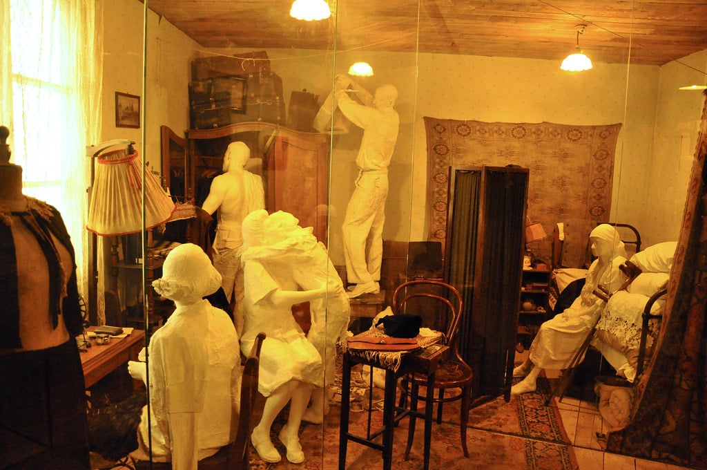 Dans le musée Schindler de la Seconde Guerre Mondiale de Cracovie, reconstitution d’une chambre du ghetto avec ses fantômes. Photo de Jennifer Boyer.
