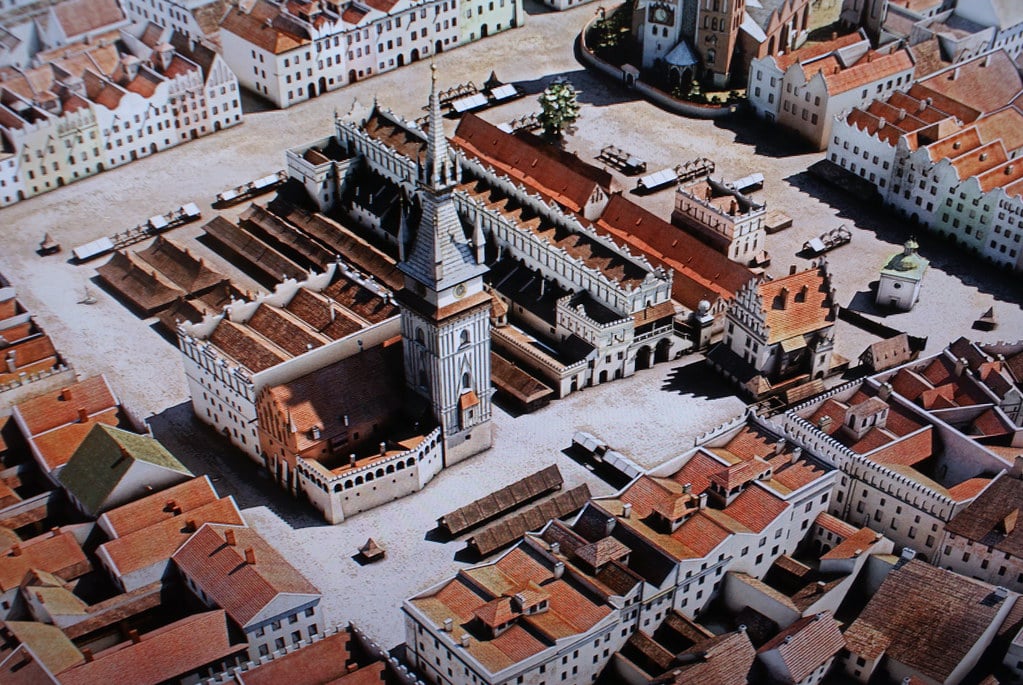 Place du Rynek au 17e siècle avant la reconstruction baroque du clocher de la tour. Image du Musée de Cracovie.