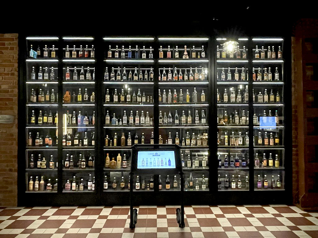 L'armoire à vodka selon les époques dans le musée de la vodka à Cracovie.