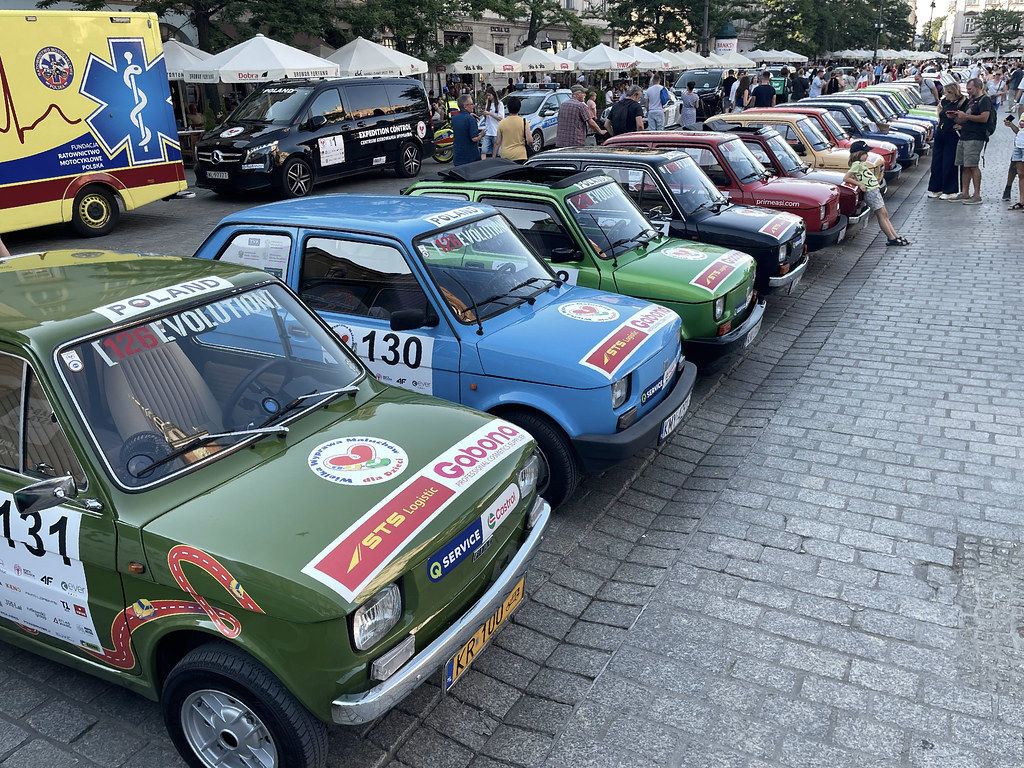 Rassemblement de Fiat 126 sur le Rynek de Cracovie. 
