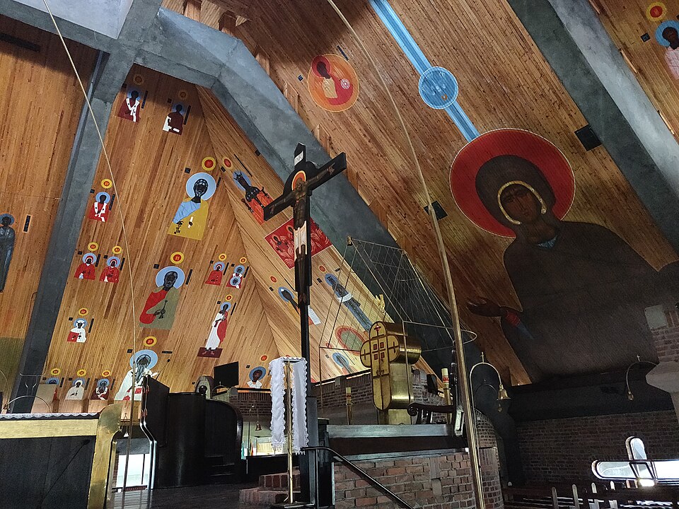 Intérieur de l'Église du Saint-Esprit (Kościół Ducha Świętego) à Tychy-Żwaków - Photo de Michal Bulsa - Licence ccbysa 4.0